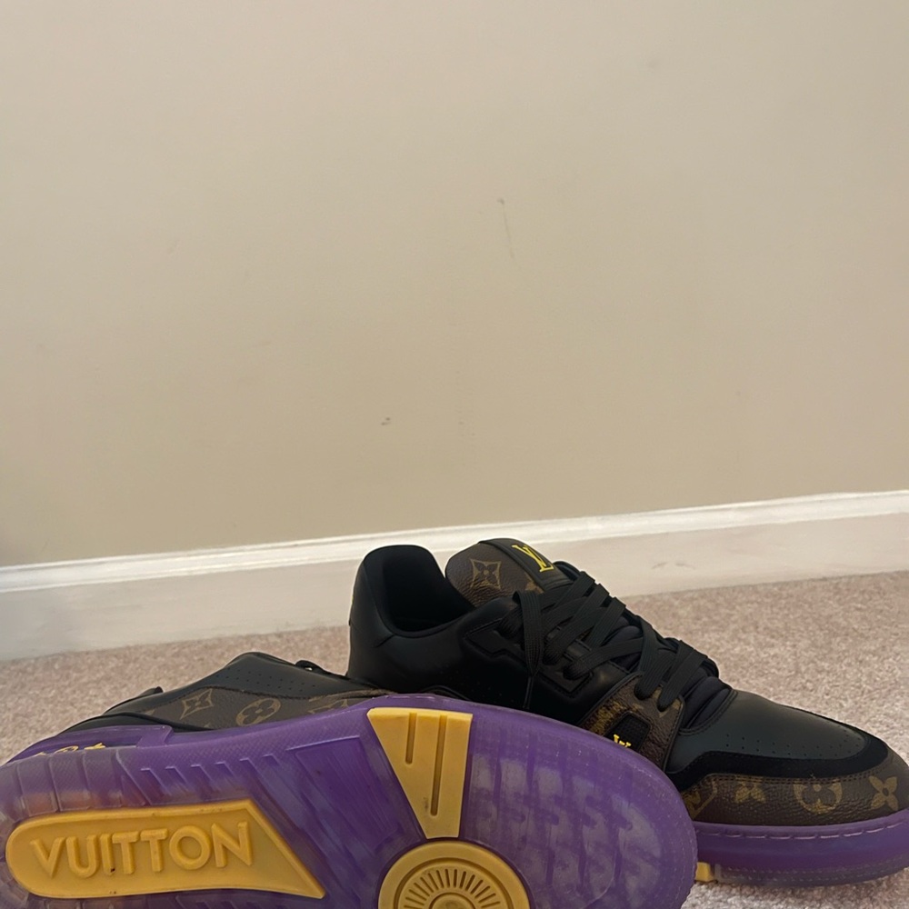 Mens Limited Addition Basket Ball Sneakers - Picture 3 of 4